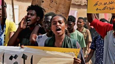 محتجون سودانيون خلال مظاهرة طالبوا فيها بالحكم المدني في الخرطوم يوم 13 أكتوبر الجاري 